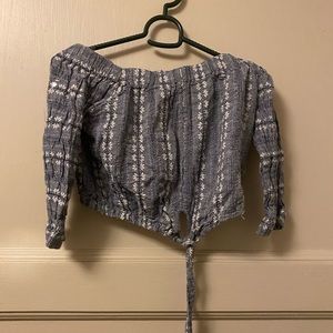 A off the shoulder crop top.🤍